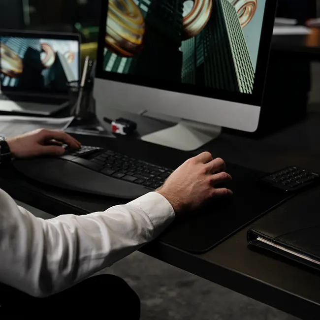 Designer che lavora a un progetto digitale nel suo studio